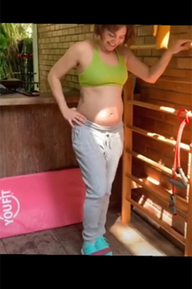 Grávida, Letícia Colin exibe barriguinha ao se exercitar