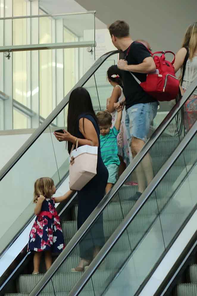 Michel Teló e Thaís Fersoza curtem folga no shopping com os filhos