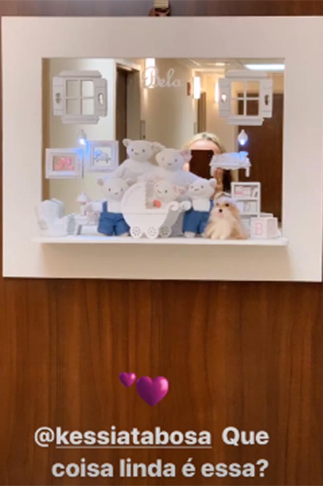 Claudia Leitte homenageia a família no quarto da maternidade
