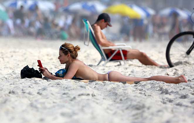 Rita Guedes aproveita dia de sol para fazer topless