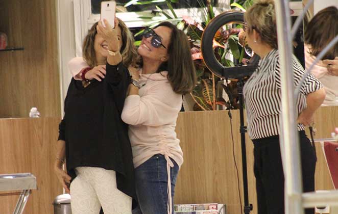 Susana Vieira dá show de simpatia em passeio no shopping