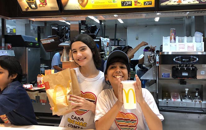 Gabi Amaral e Dudu Varello na venda de lanches