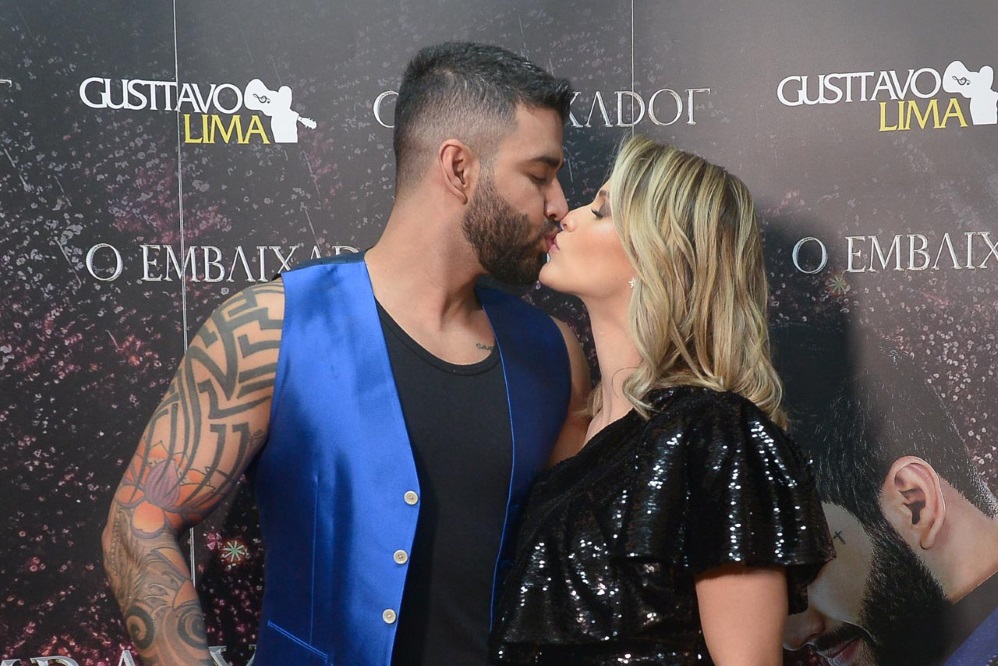 Gusttavo Lima beija Andressa Suita no camarim de show
