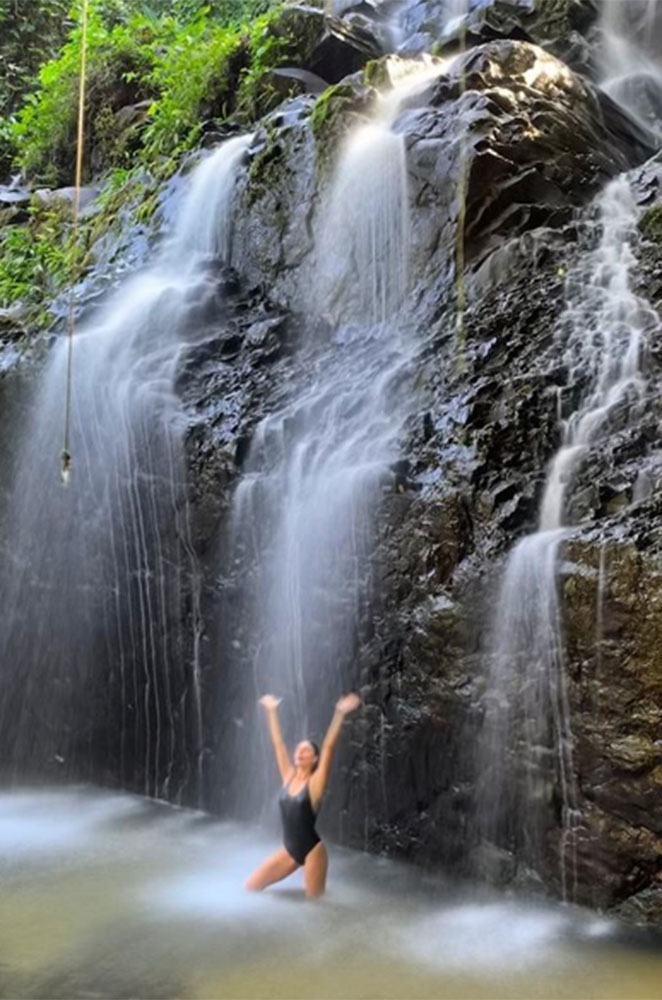 Isis Valverde Posa De Maiô Em Cachoeira ‘abençoada Ofuxico 