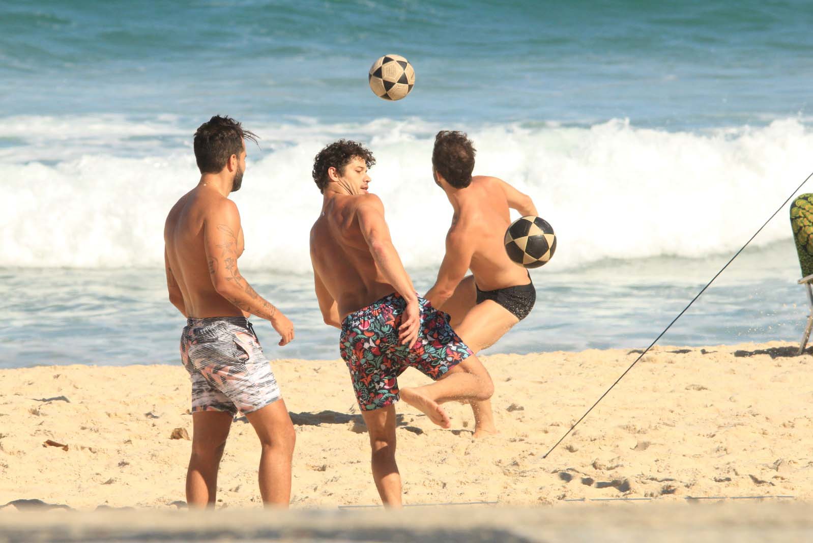 José Loreto exibe o físico sarado em jogo de futevôlei