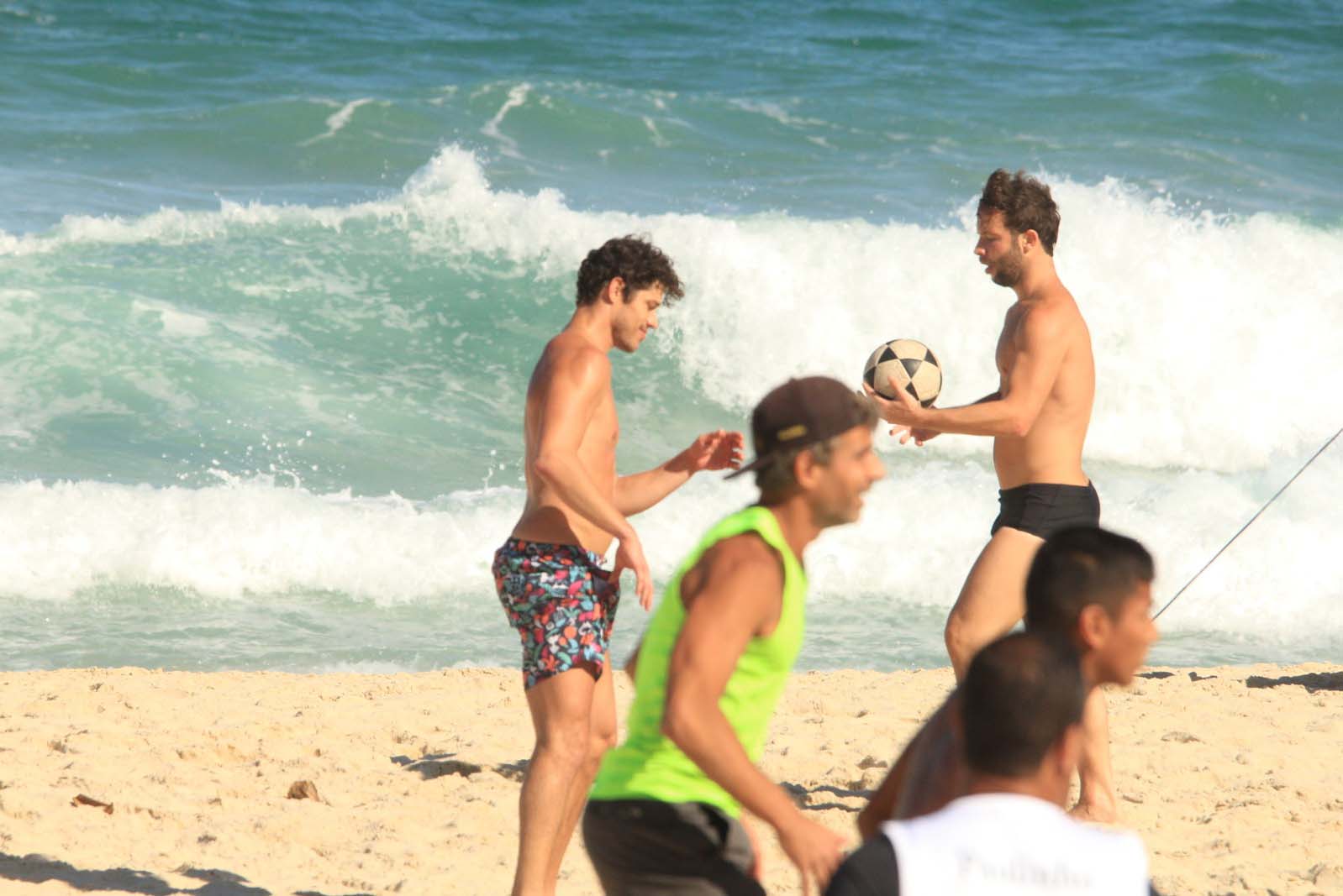 José Loreto aproveitou o sol do Rio de Janeiro para se divertir em praia 