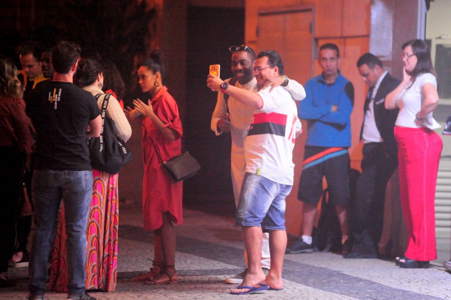 Lázaro Ramos e Taís Araújo tirando foto e conversando com os fãs