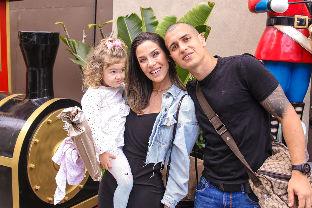 Lizi Benites com a filha e o marido, Warderson Cardoso
