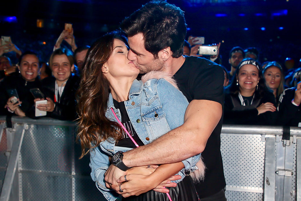 Paula Fernandes curtiu o show aos beijos com o namorado