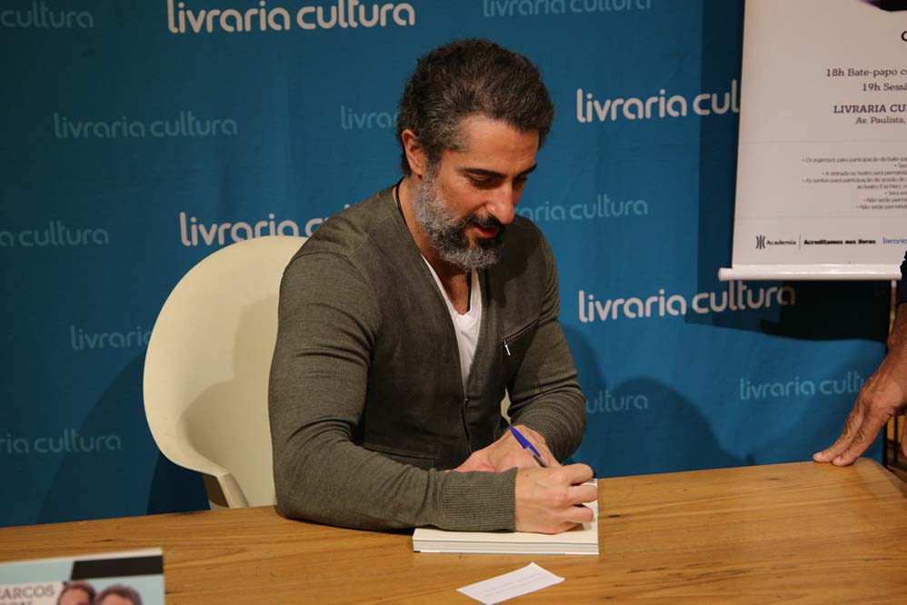 Marcos Mion faz sessão de autógrafos para comemorar sucesso de livro