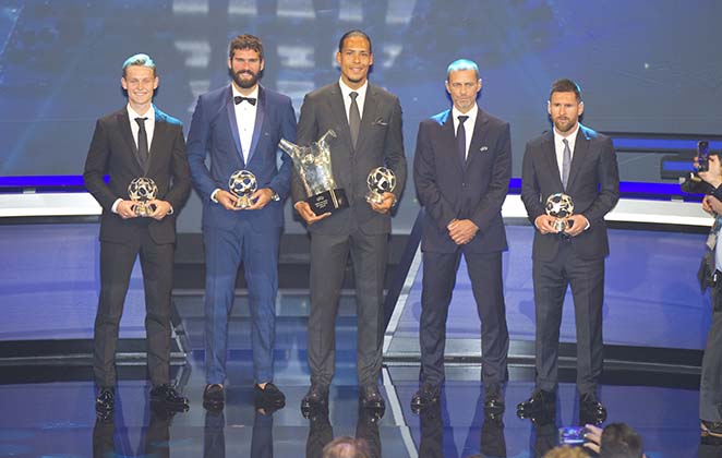 Messi e Alisson ao lado de outros premiados no Champions League Awards