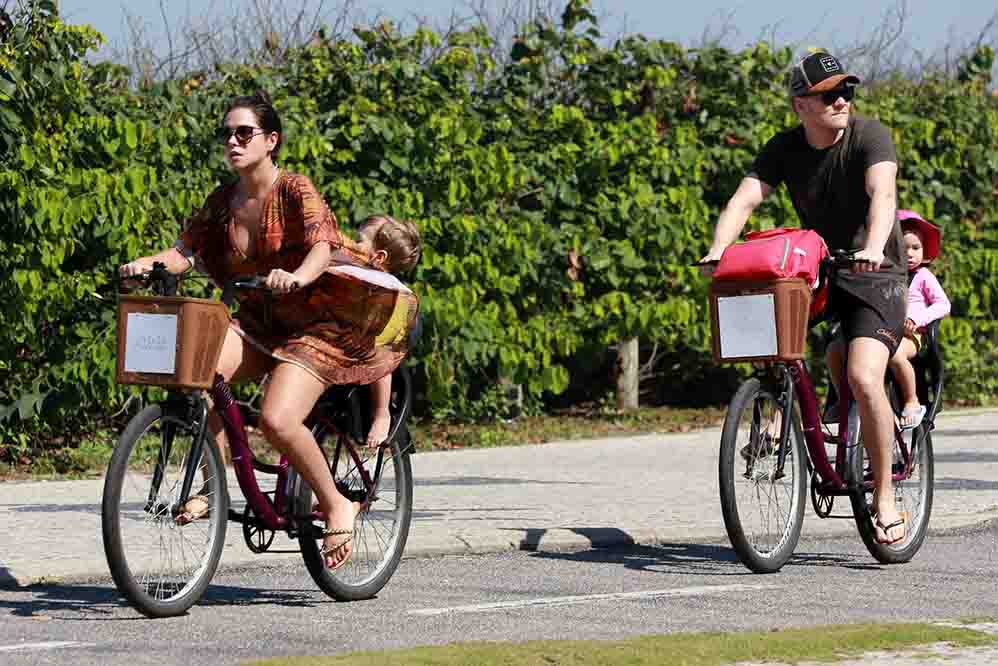 Michel Teló e Thaís Fersoza curtem folga pedalando com os filhos