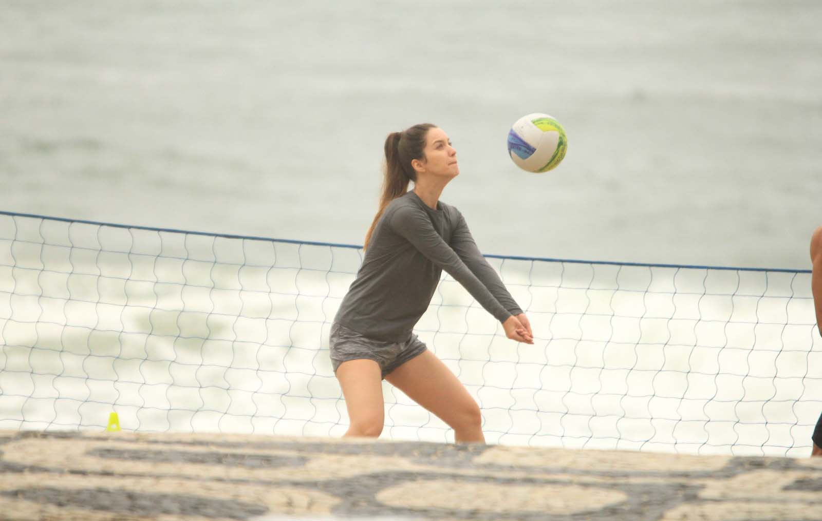 A atriz foi vista praticando vôlei na praia com amigos