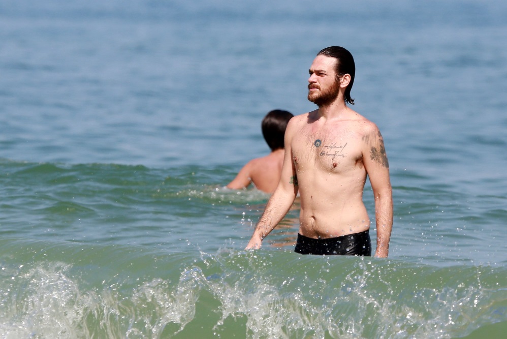 Emílio Dantas curte praia com Fabíula Nascimento