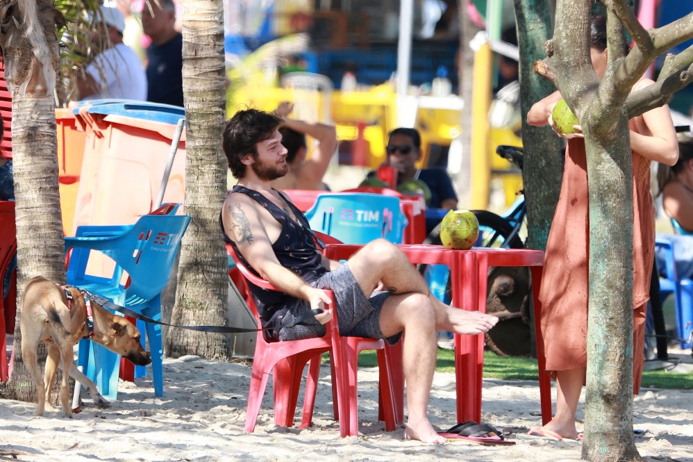 Emílio Dantas curte praia com Fabíula Nascimento