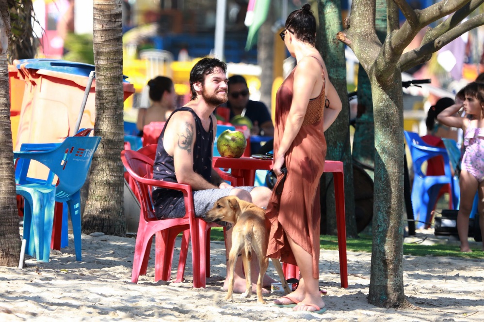 Emílio Dantas curte praia com Fabíula Nascimento