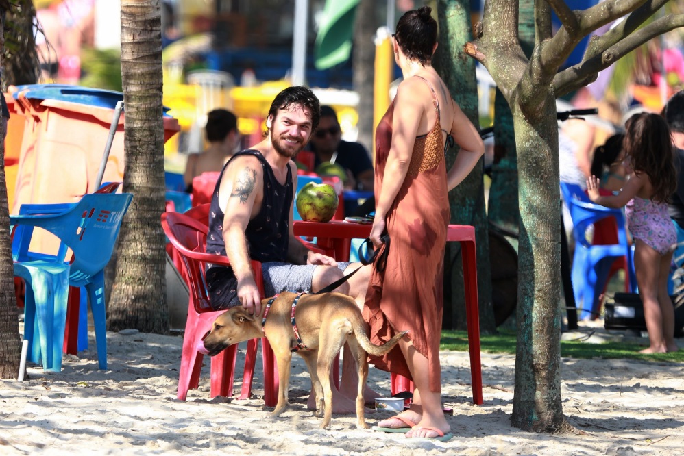 Emílio Dantas curte praia com Fabíula Nascimento