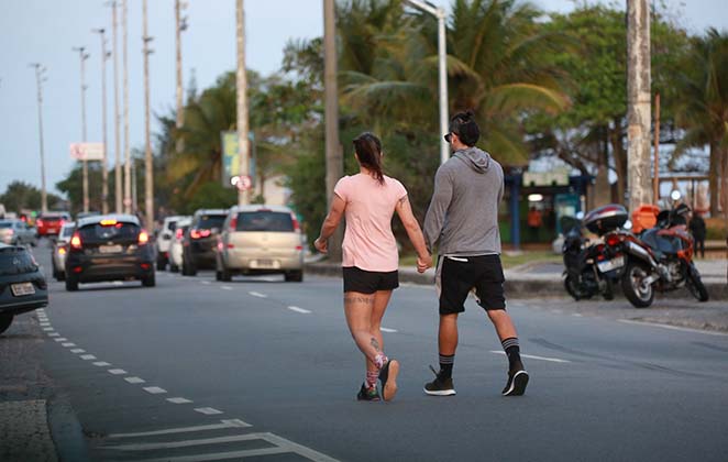 O casal aproveitou para caminhar pela orla carioca no final da tarde