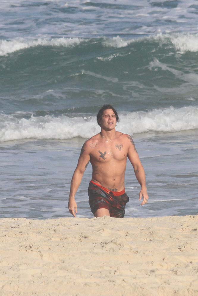 O rapaz foi visto aproveitando o sol na praia de São Conrado, no Rio de Janeiro