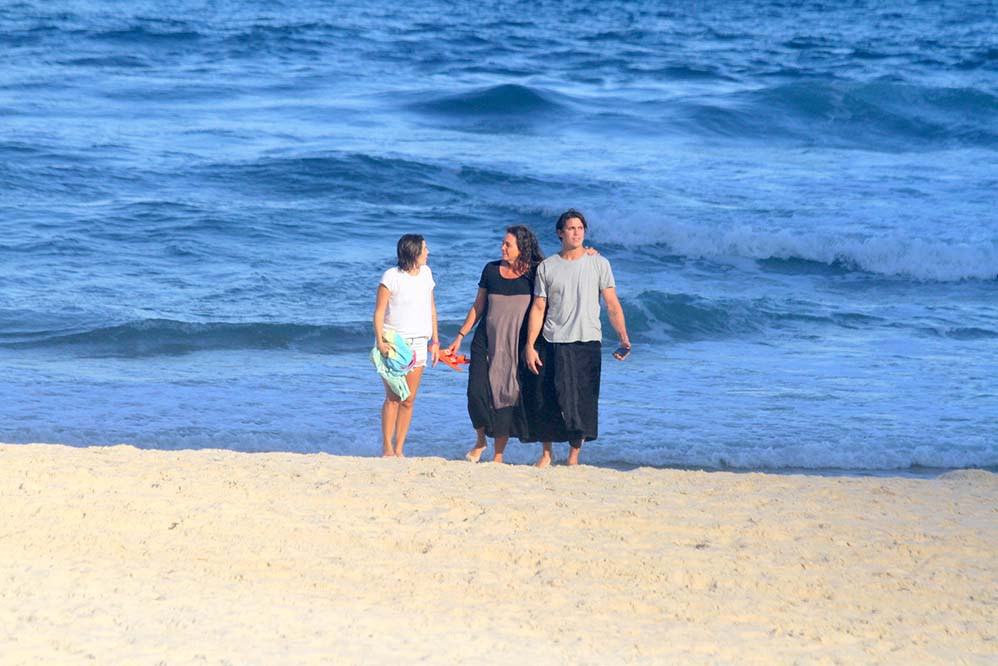 O galã deixou a praia acompanhado pela mãe e pela irmã