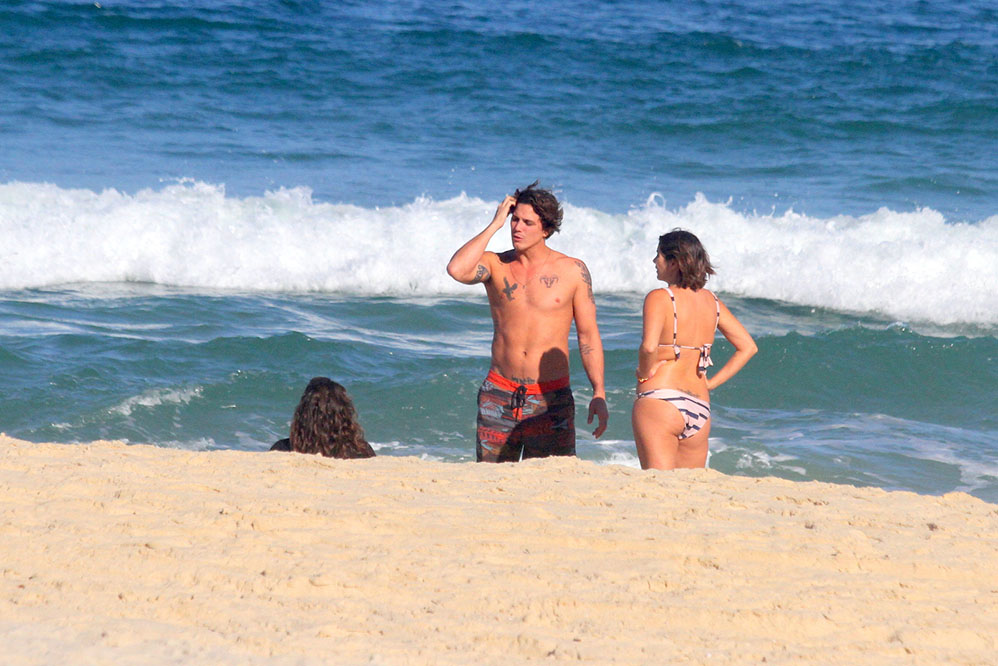 Romulo Arantes Neto curte tarde ensolarada em praia carioca