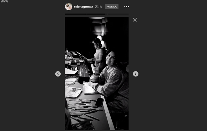 Storie da Selena Gomez no estúdio