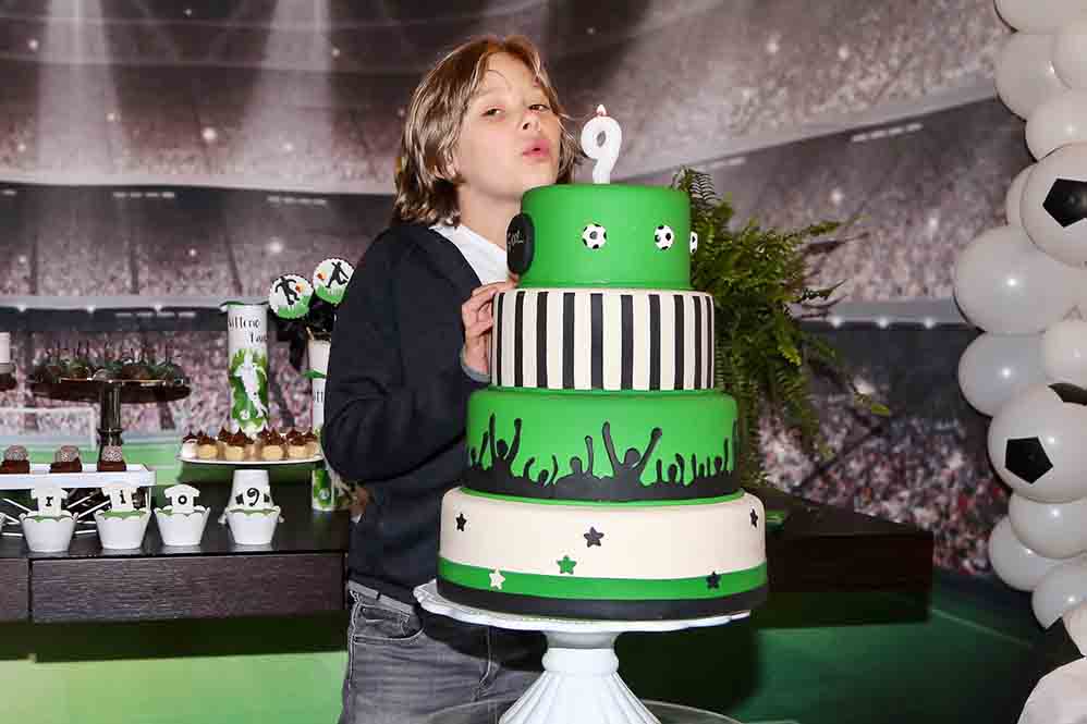 Adriane Galisteu volta a ser loira e celebra aniversário do filho