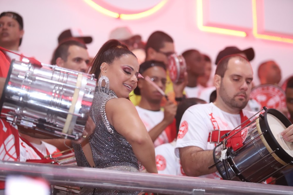 Viviane Araújo aposta em look prateado para noitada no samba