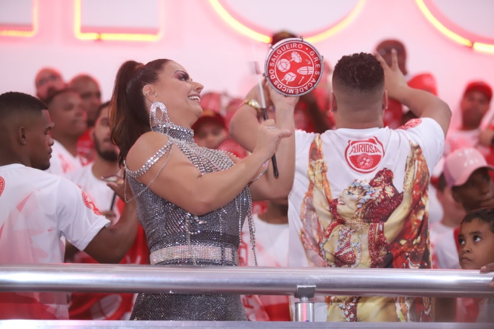 Viviane Araújo aposta em look prateado para noitada no samba