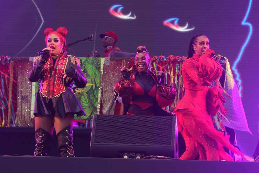 Karol Conka, Linn da Quebrada e Gloria Groove cantando no palco Rock in Rio