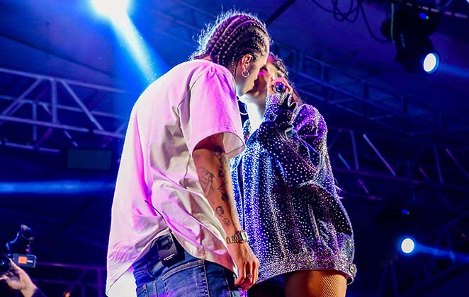 Vitão subiu ao palco para cantarem juntos e roubou um selinho da cantora