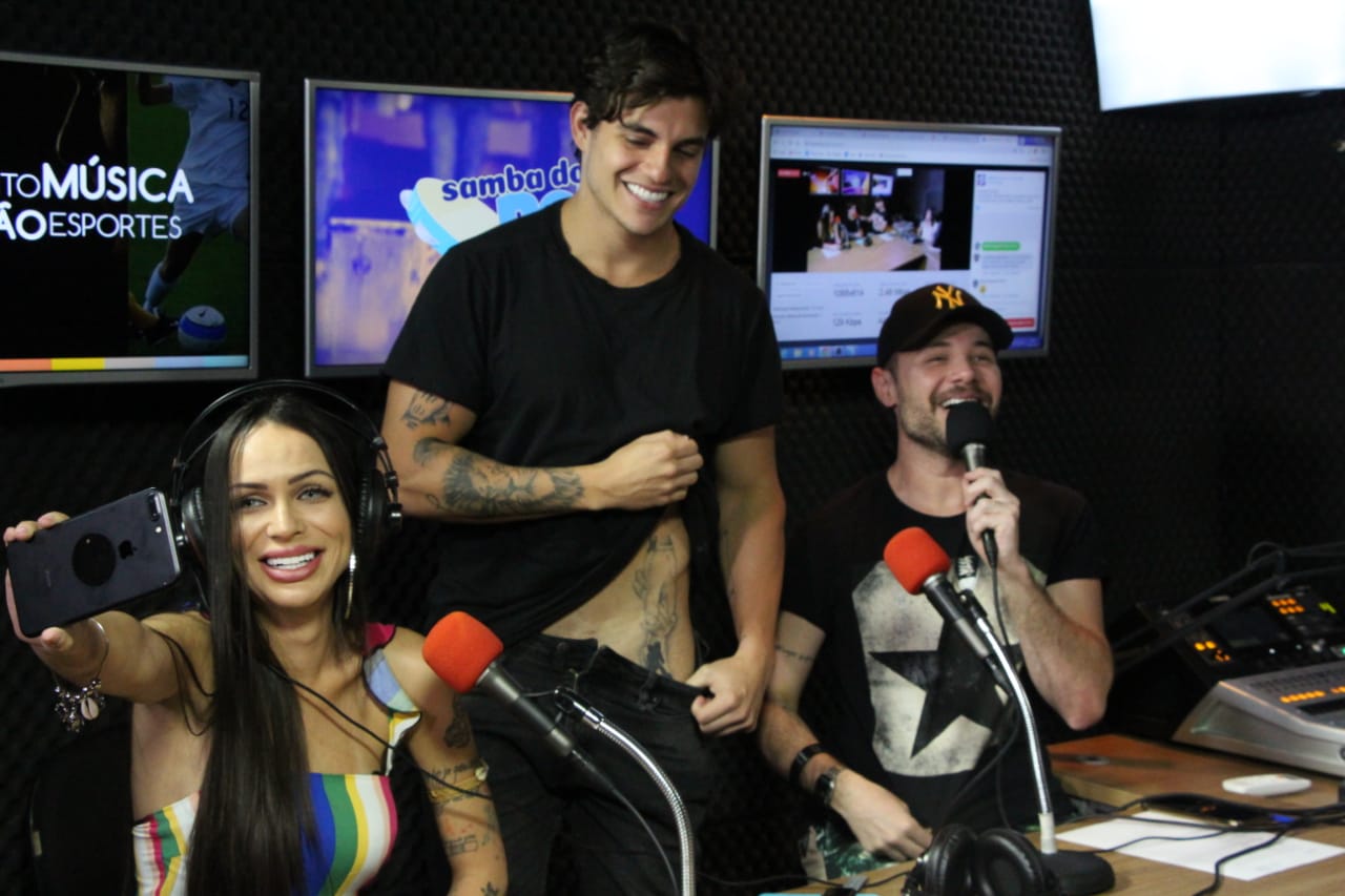 Ex-BBB Antônio Rafaski vai sem cueca a programa de rádio