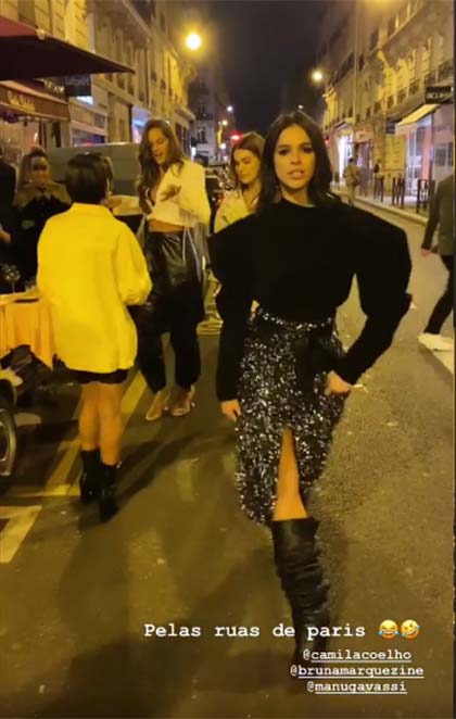 Bruna Marquezine se diverte ao som de música italiana pelas ruas de Paris