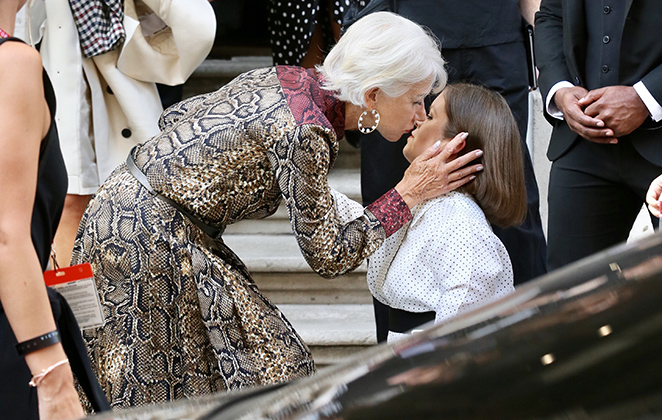 Helen Mirren beija anã em saída de desfile