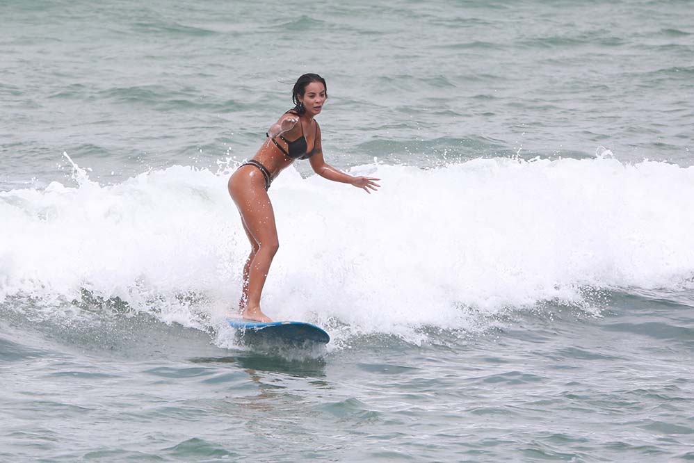 Carol Nakamura mostra o corpão em dia de surfe no Rio de Janeiro