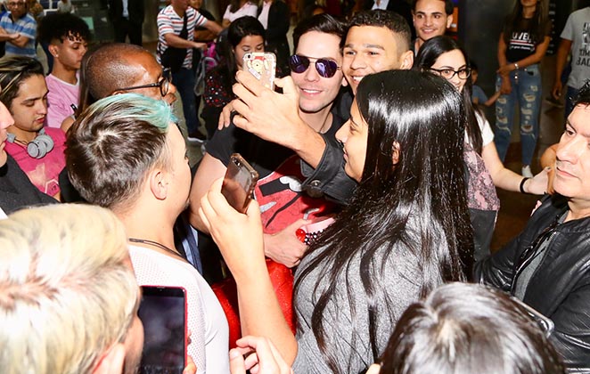 Christian Chávez tira fotos com os fãs no Aeroporto de Guarulhos/SP