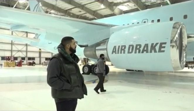 Drake aprecia seu boeing milionário
