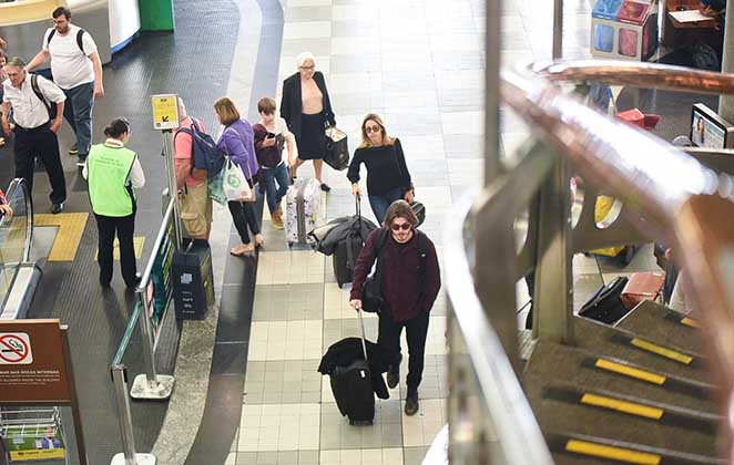 Cris Dias é clicada em aeroporto com Caio Paduan e o filho