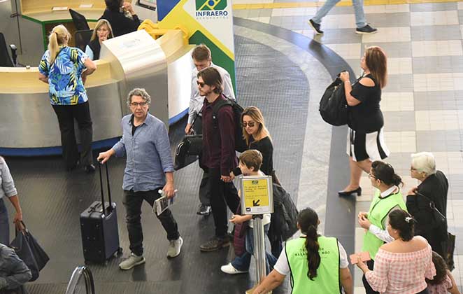 Cris Dias é clicada em aeroporto com Caio Paduan e o filho