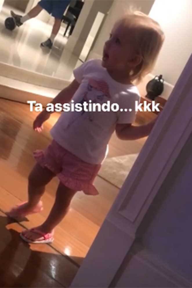 Filha de Eliana encanta a web com reação ao ver a mãe na TV