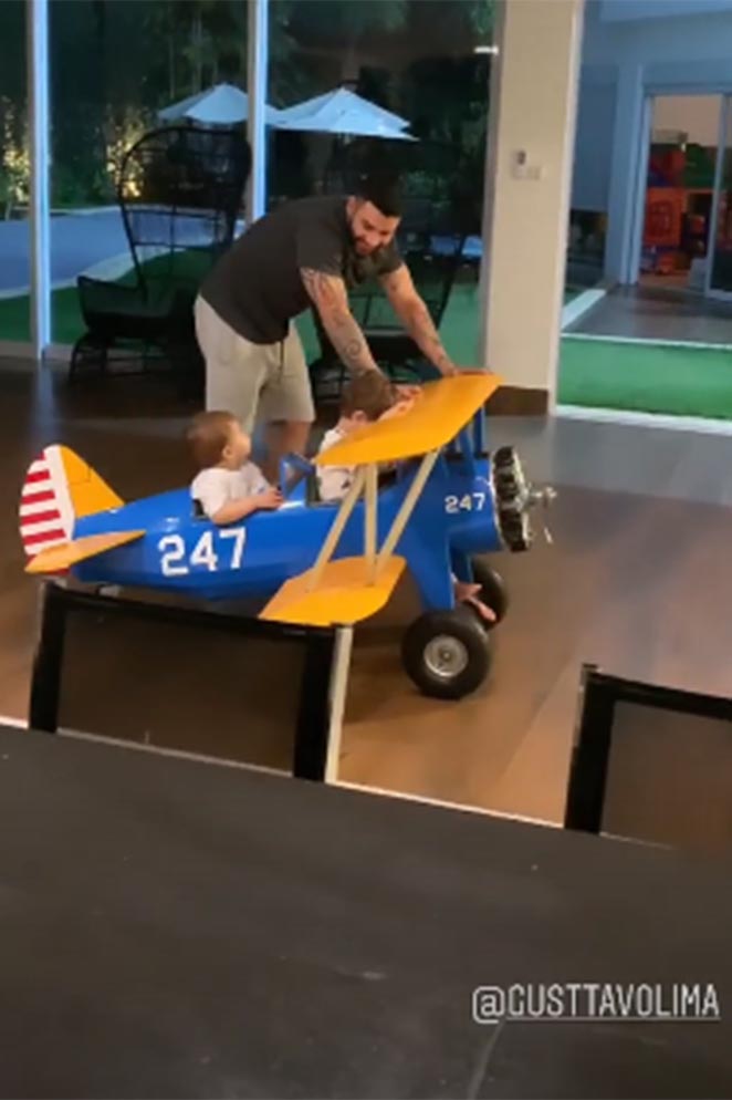 Gusttavo Lima chama atenção dos fãs com novo brinquedo para os filhos