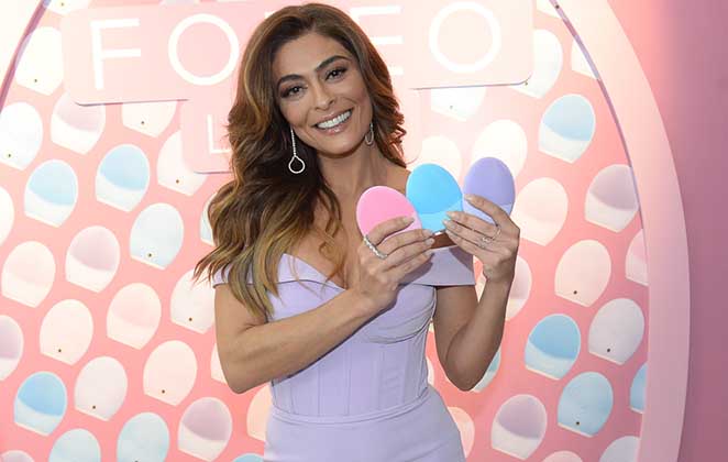 Juliana Paes aposta em look sexy e chique para evento