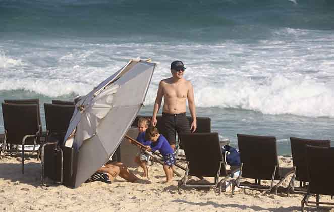 Michel Teló e Thaís Fersoza trocam beijos e carinhos na praia