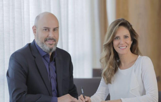 Monalisa Perrone assinando o contrato com a CNN Brasil