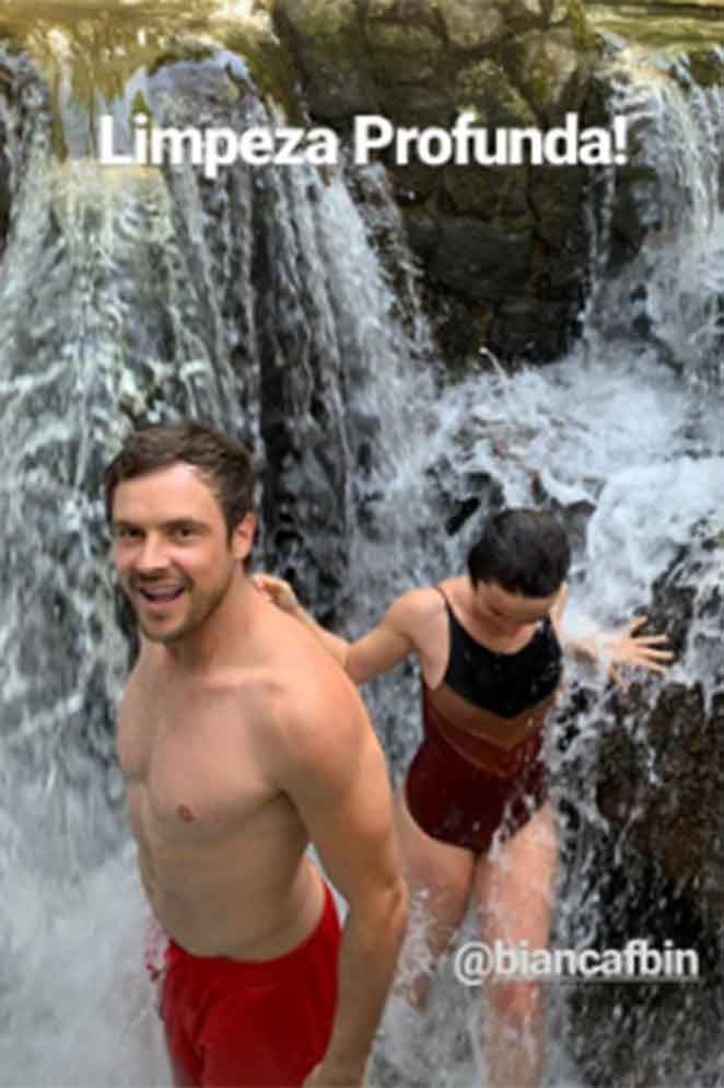 Sérgio Guizé renova as energias em cachoeira com Bianca Bin
