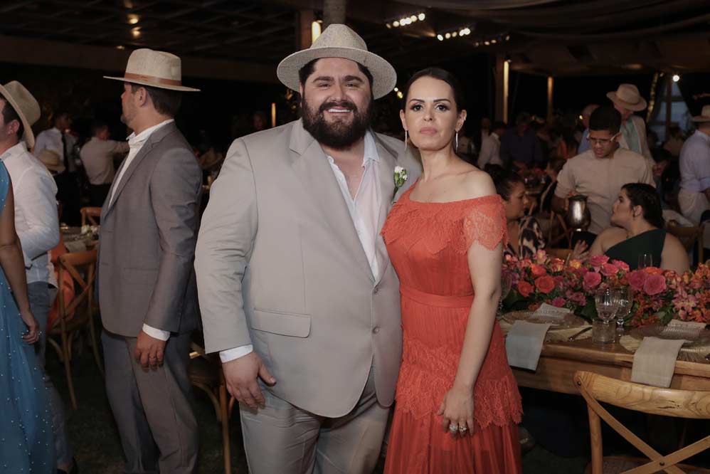 Mano Walter e a ex-miss Débora Silva se casam, em Alagoas