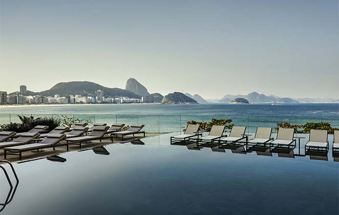 A vista da praia de Copacabana e do Pão de Açúcar, diretamente do Hotel Fairmont
