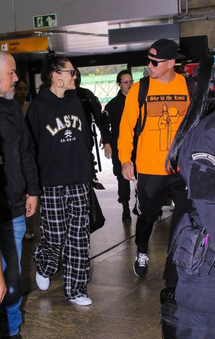 Jessie J foi vista embarcando em aeroporto ao lado de Channing Tatum, seu namorado, rumo ao Rio de Janeiro
