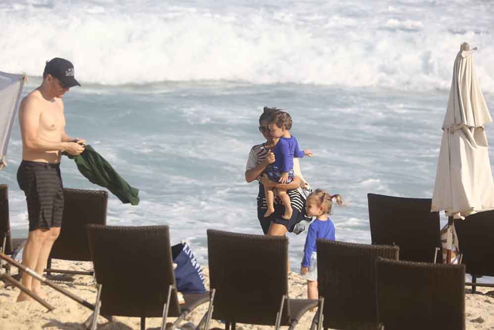 Michel Teló e Thaís Fersoza curtem dia de praia com Melinda e Teodoro