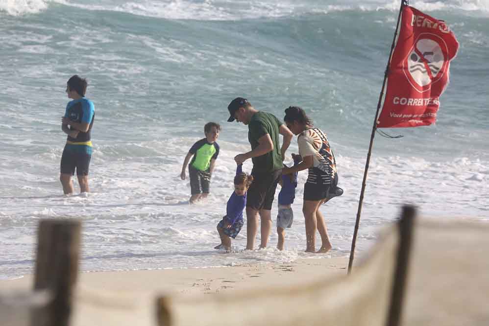 Michel Teló e Thaís Fersoza curtem dia de praia com Melinda e Teodoro